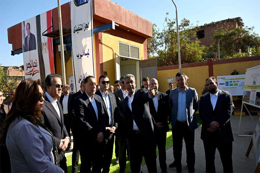 رئيس الوزراء يتفقد محطة رفع الفهميين للصرف الصحي في بداية جولته بمشروعات المبادرة الرئاسية حياة كريمة بقرى مركز الصف بالجيزة