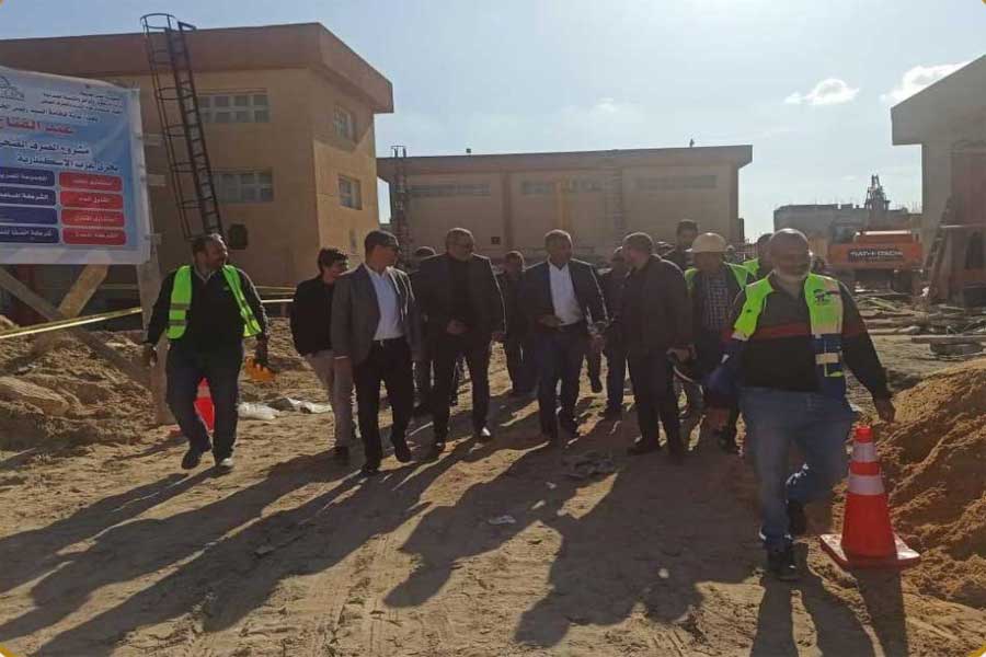 رئيس الجهاز التنفيذي لمشروعات المياه والصرف يتفقد عدداً من مشروعات الصرف الصحى بالإسكندرية